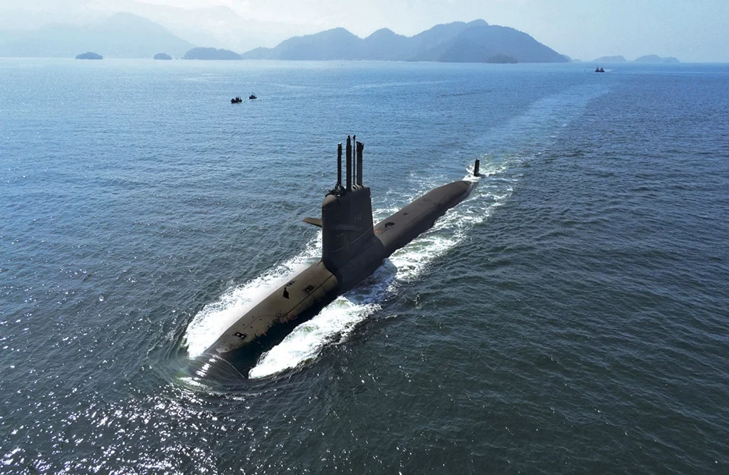 Le sous-marin brésilien Riachuelo effectue des essais de propulsion