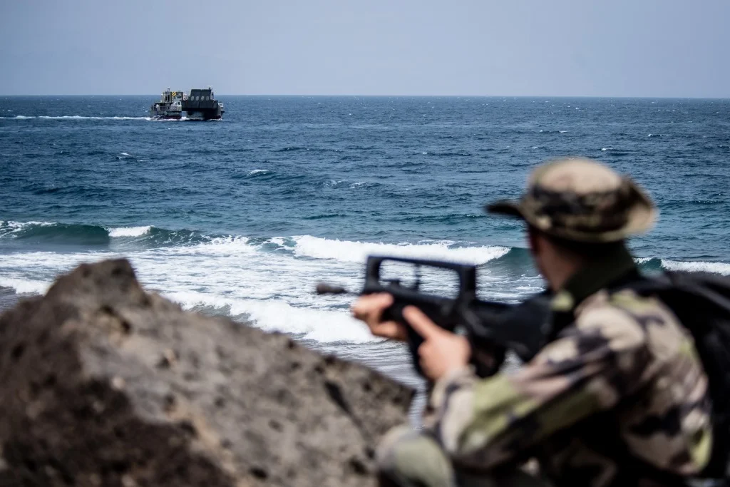Un EDAR s'approche de la plage