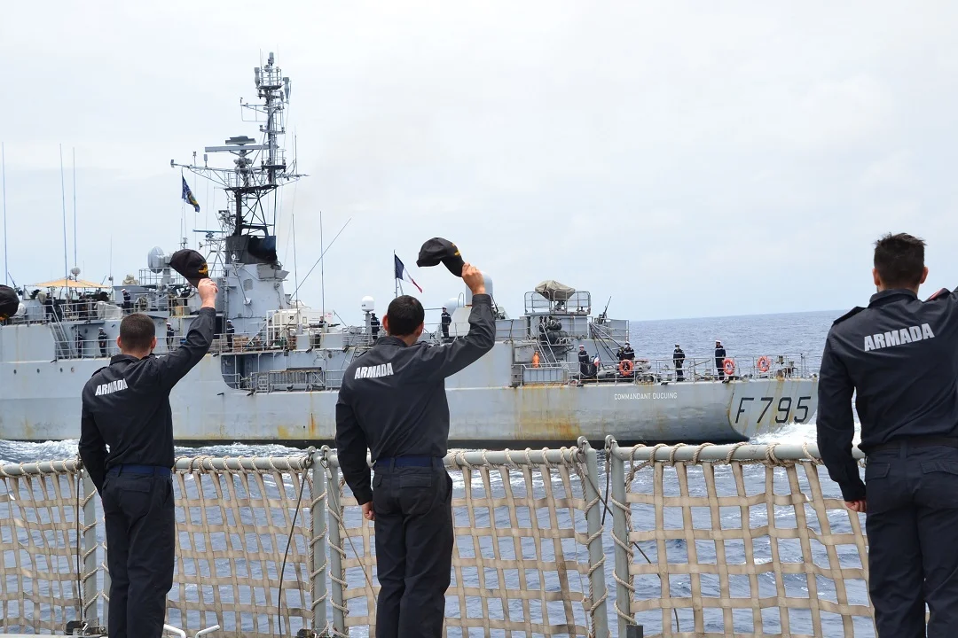 L'équipage du patrouilleur espagnol Vigia salue le Cdt Ducuing