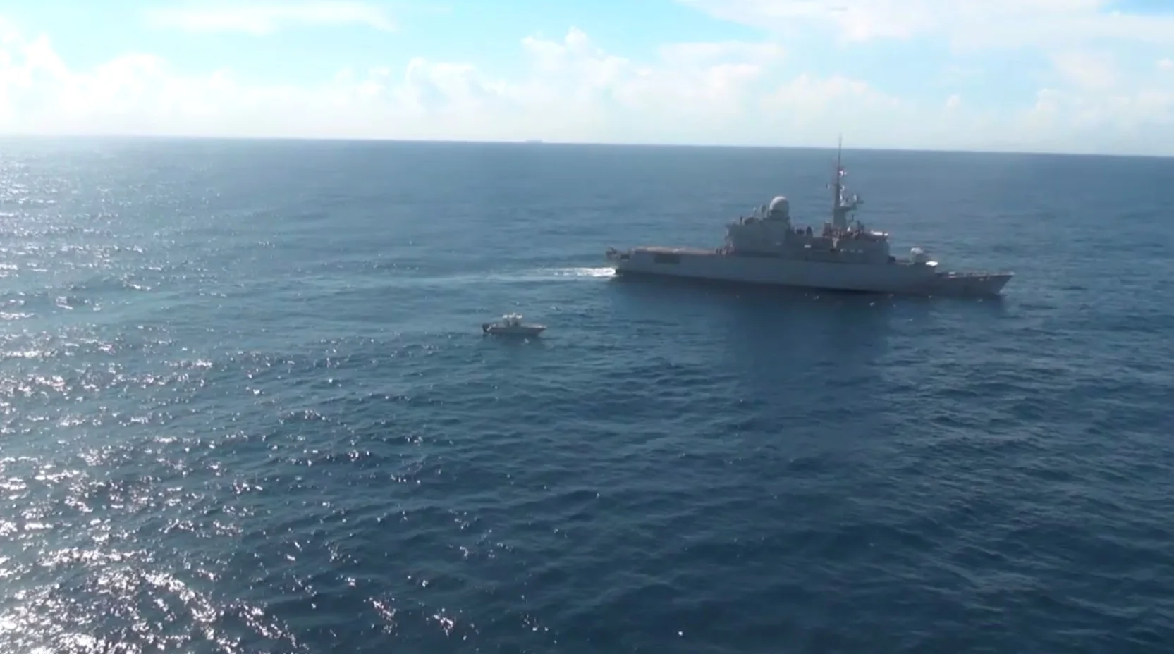 La frégate Ventôse intercepte une embarcation