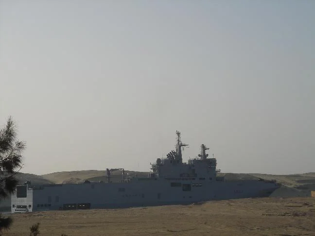 Le BPC Tonnerre, posé sur les sables du désert