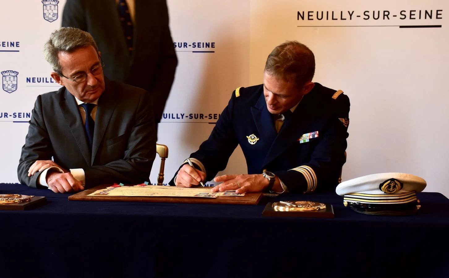 Signature de la convention de parrainage par le maire de Neuilly-sur-Seine et le commandant de la flottille 33F