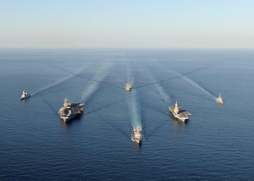 Le destroyer USS Halsey, le porte-avions USS Abraham Lincoln, le porte-avions Charles De Gaulle, les frégates Forbin et Tourville et le ravitailleur USNS Rainier