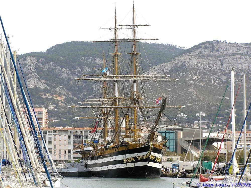 L’Amerigo Vespucci dans le port de Toulon