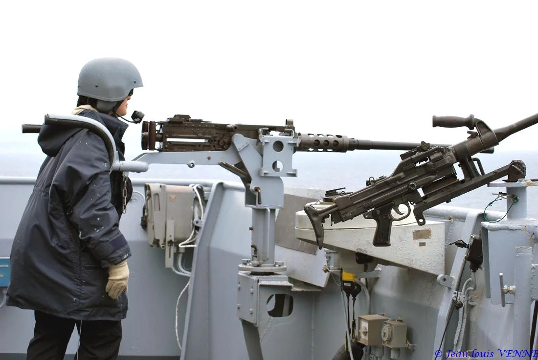 Le servant de la mitrailleuse 12,7 mm