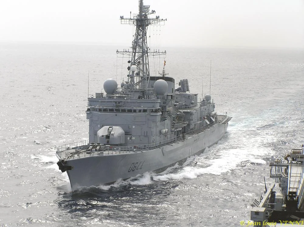 La frégate Primauguet se présente pour un ravitaillement à la mer