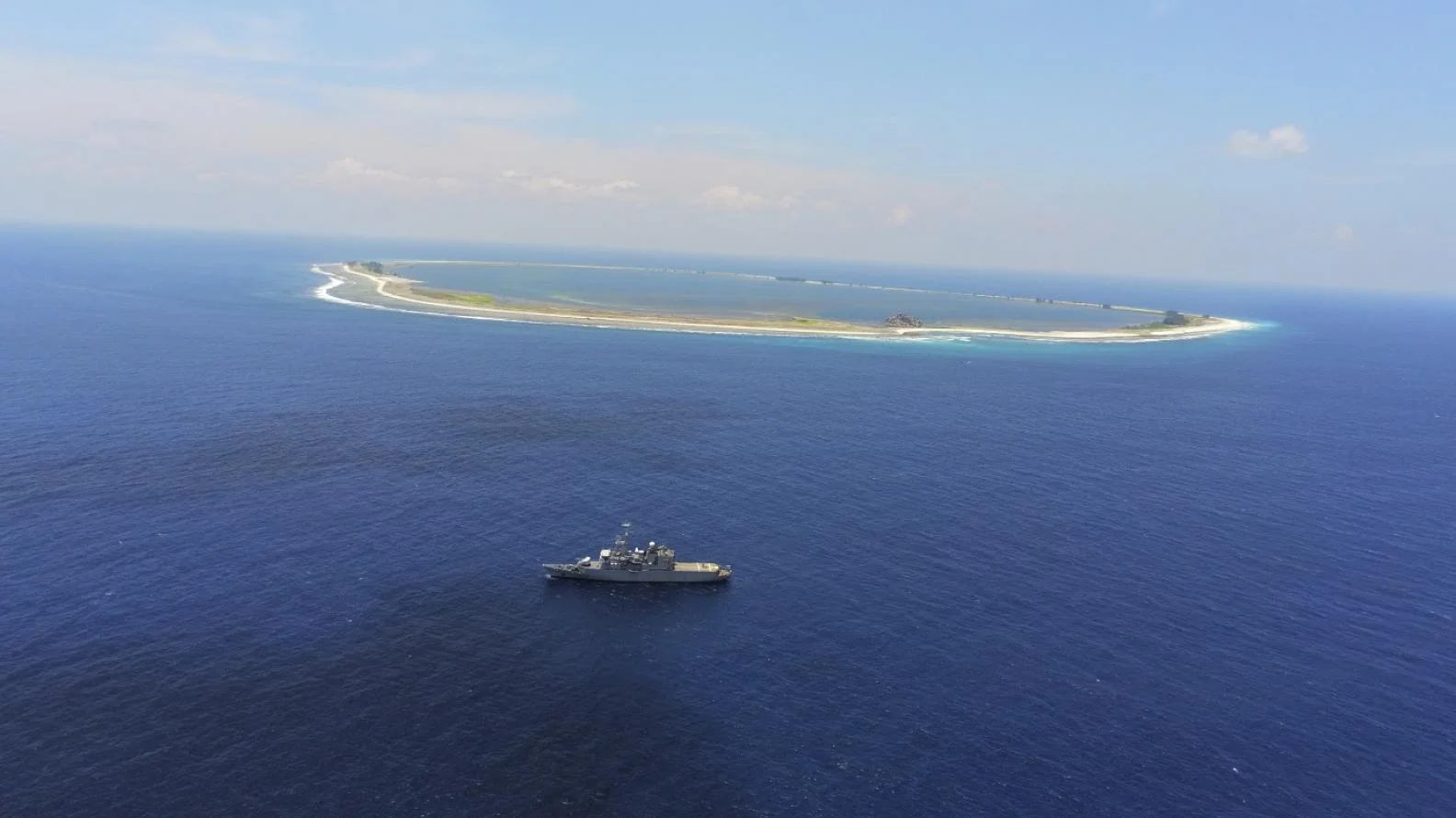 La frégate Germinal au large de Clipperton