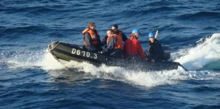 L’EV1 Faehn, les SM Lefranc et Collard, électriciens, sont acheminés sur le Blue Max. 