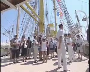 Le public sur le pont d'un grand voilier