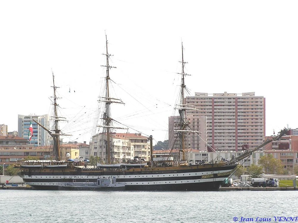 L’Amerigo Vespucci dans le port de Toulon