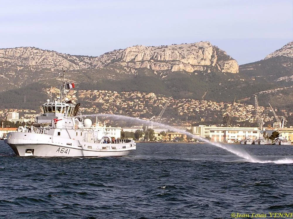 L'Estérel essaie son canon Ã  eau