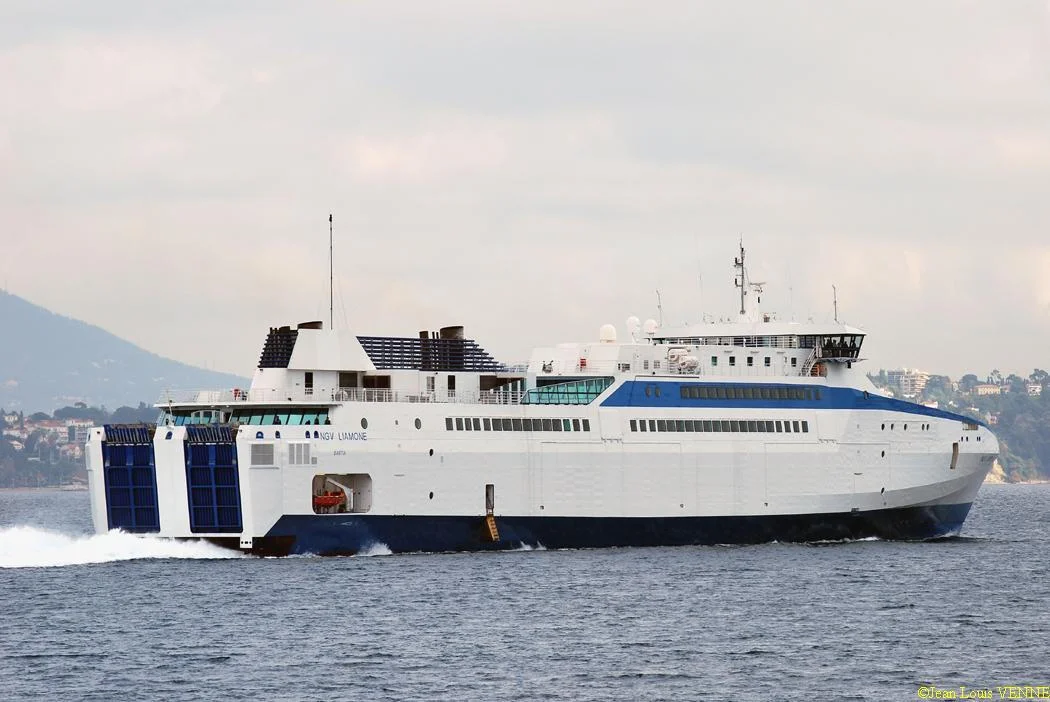 Le Liamone sort de la base navale de Toulon pour des essais