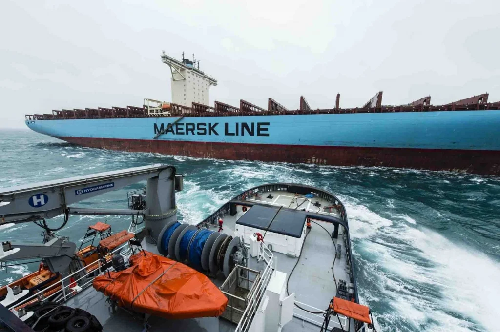 L’Abeille Bourbon remorque un des plus gros porte-conteneurs au monde