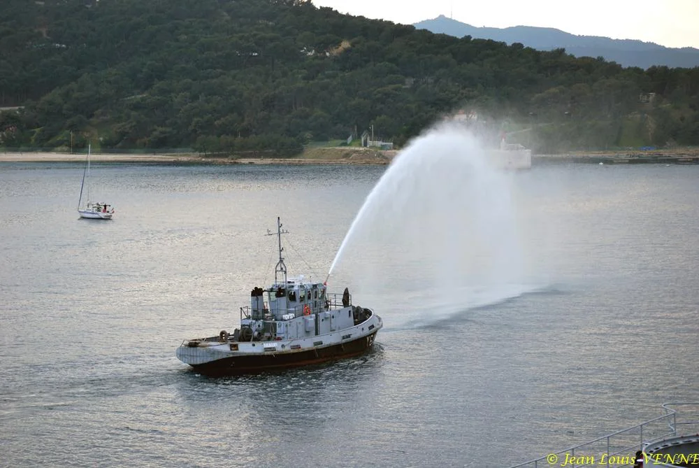 Un remorqueur de la base navale salue le retour du Jules Verne