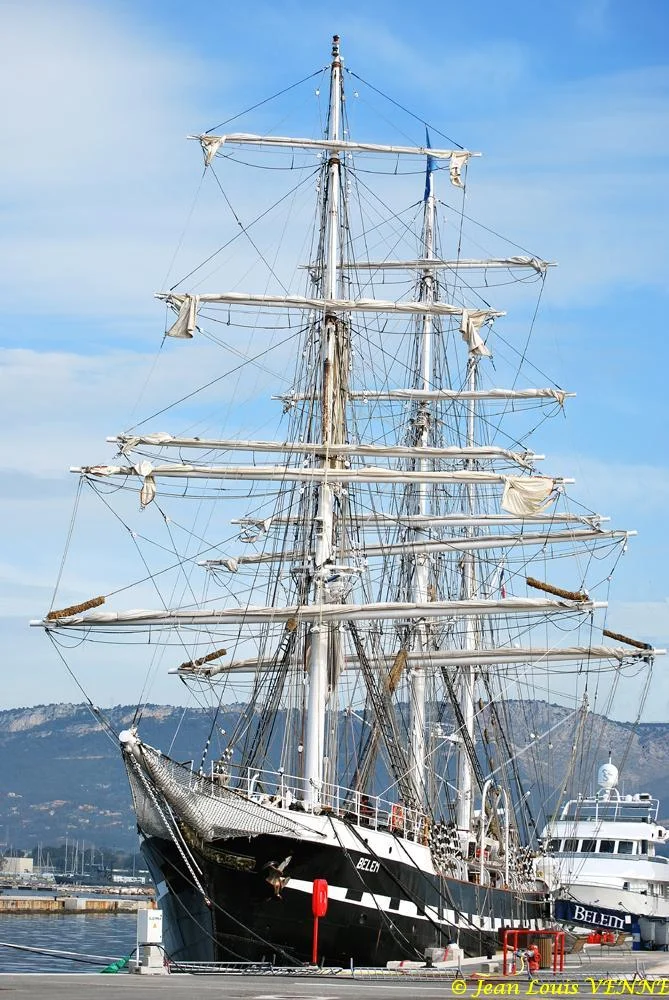 L’équipage installe les voiles sur les vergues du Bélem