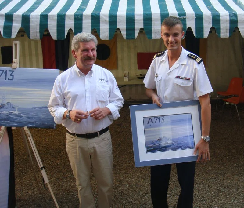 Le peintre Pierre-Arnaud Lebonnois remet au lieutenant de vaisseau Dumas, le commandant du patrouilleur Aramis, une gravure représentant son bâtiment