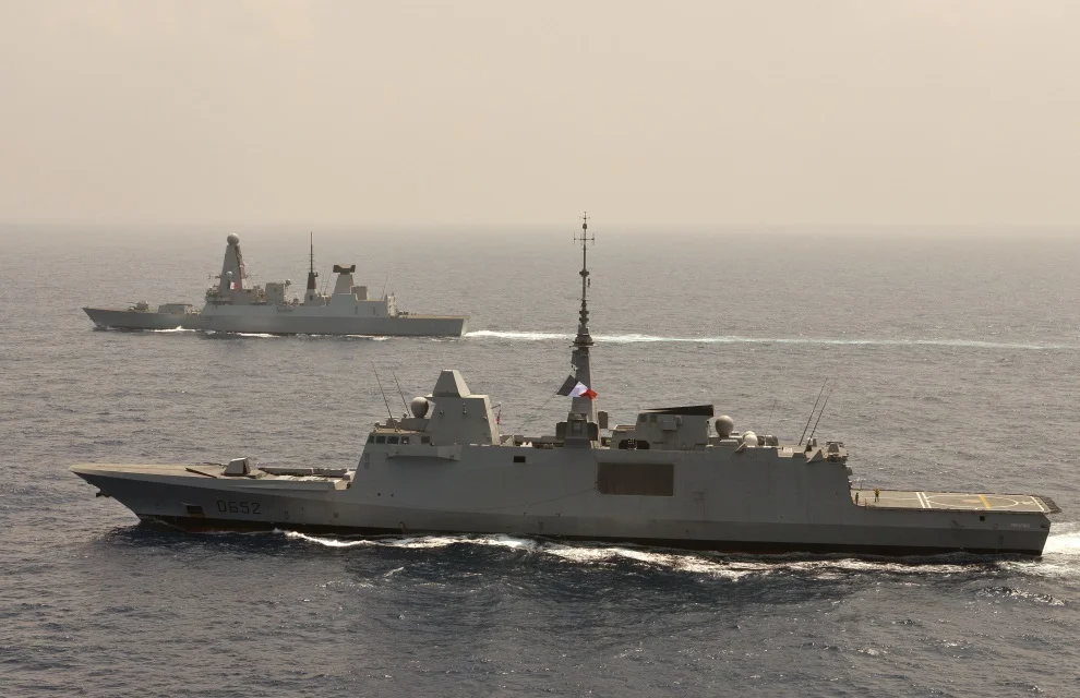 La frégate Provence et le HMS Defender
