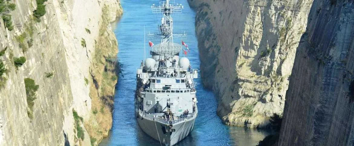 Le Dupleix passe le canal de Corinthe