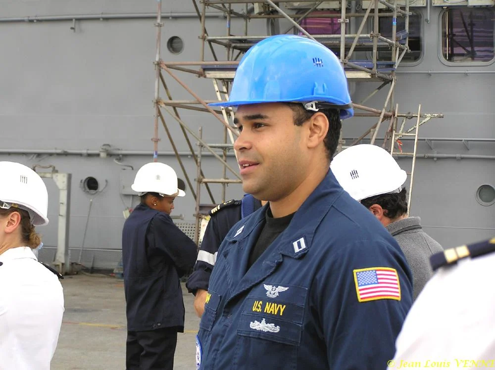 Un officier de l'US Navy affecté sur le Charles de Gaulle