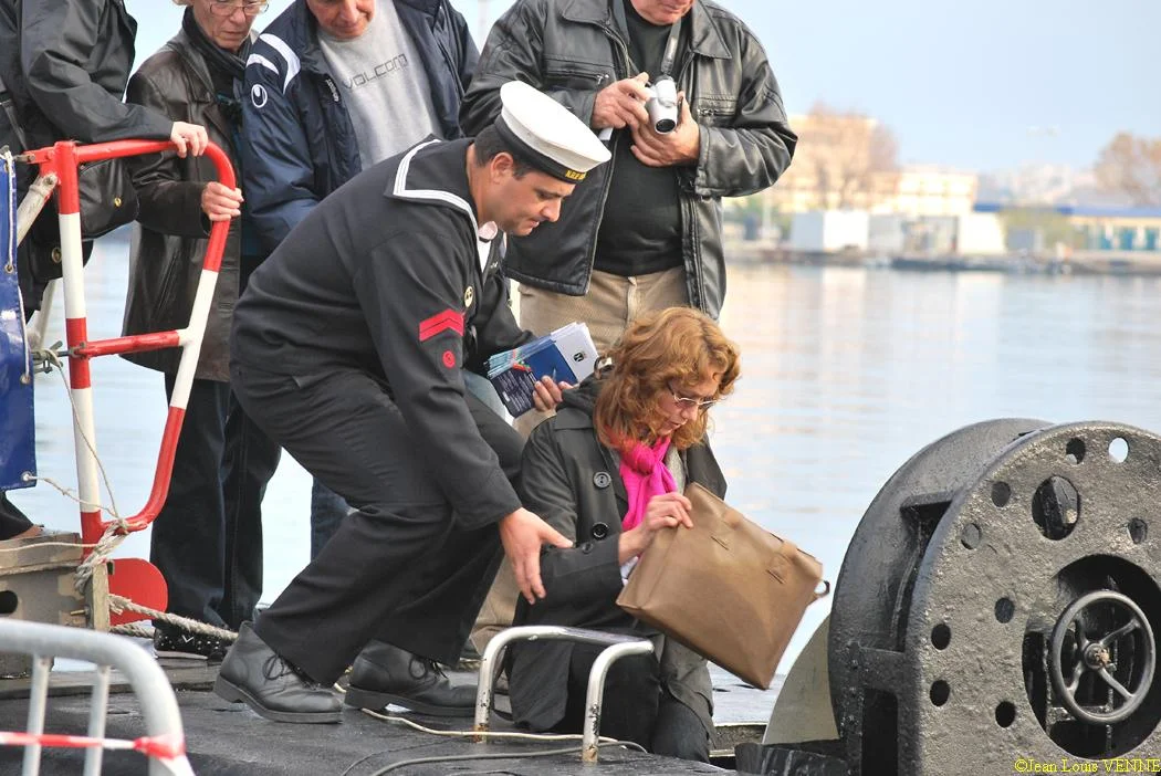 Des visiteurs français montent à bord