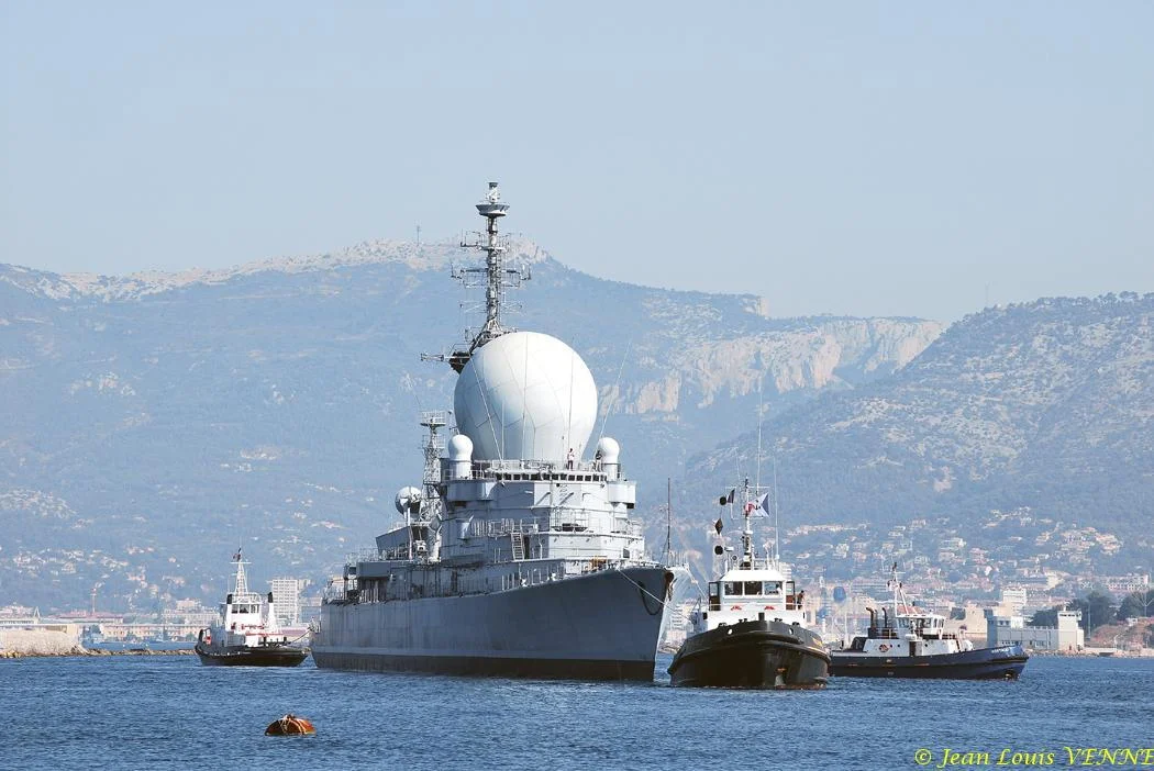 La coque de l'ex-Duquesne remorquée vers St-Mandrier