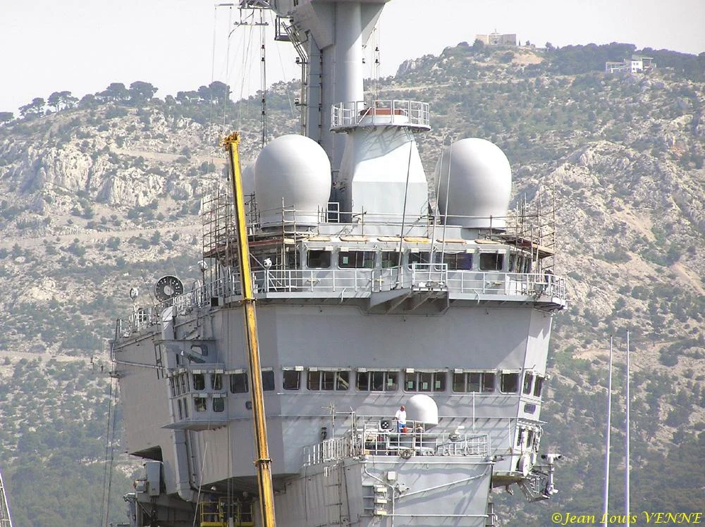 Travaux dans la mâture du Charles de Gaulle
