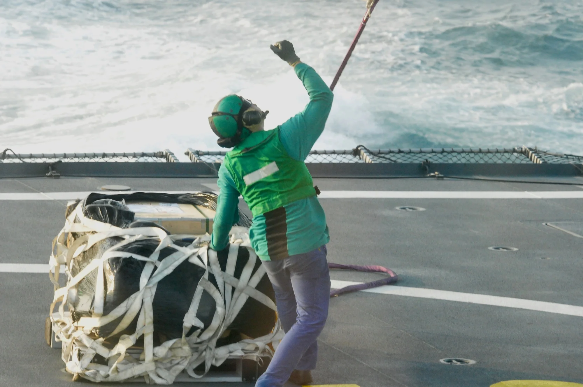 Le Caïman Marine de la frégate Auvergne treuillant des rechanges navals à destination de la FAA Jean Bart