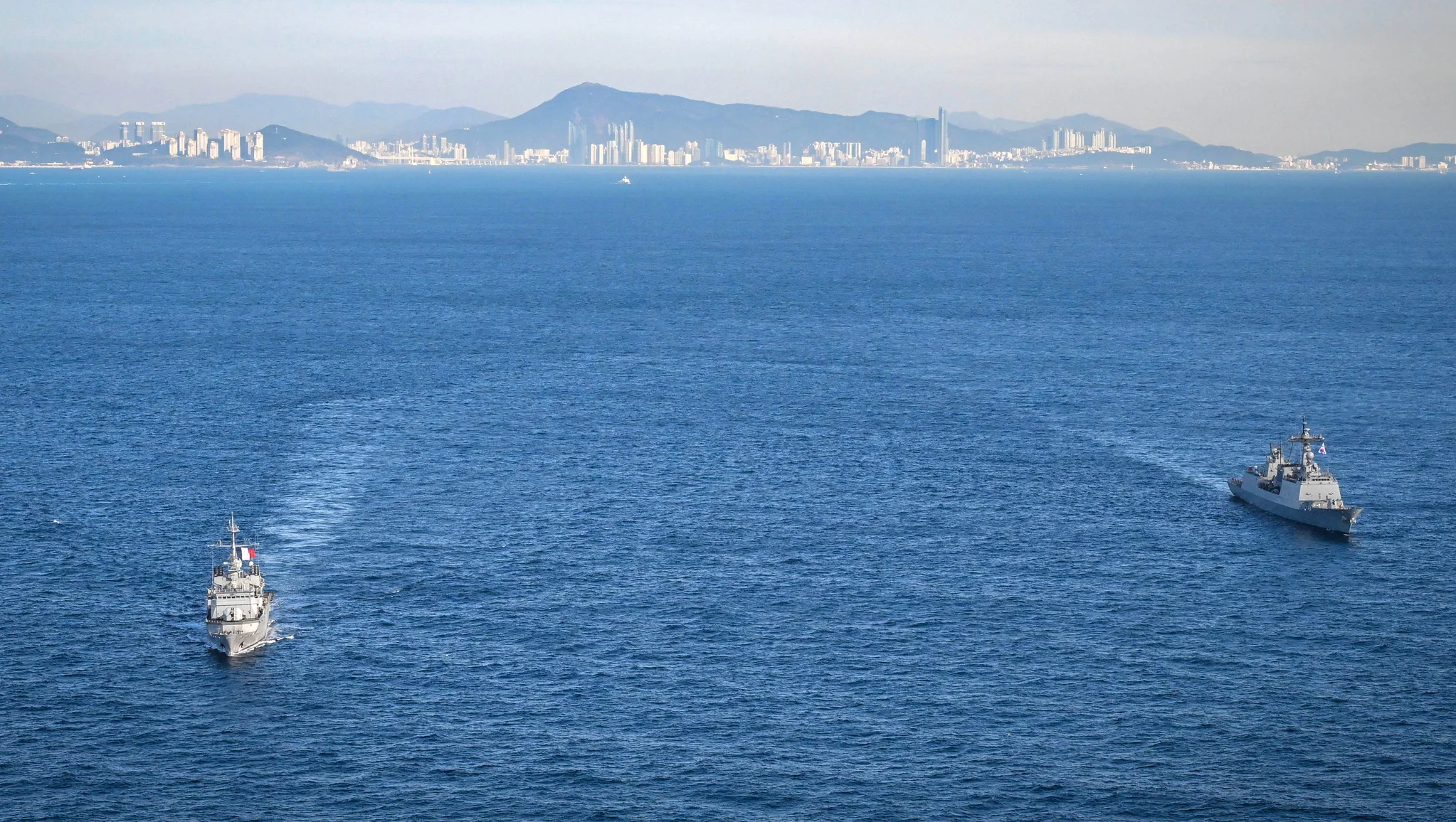 La frégate Prairial et le destroyer sud-coréen ROKS Choi Young