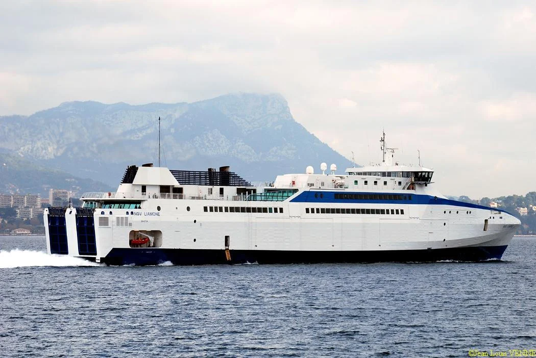 Le Liamone sort de la base navale de Toulon pour des essais