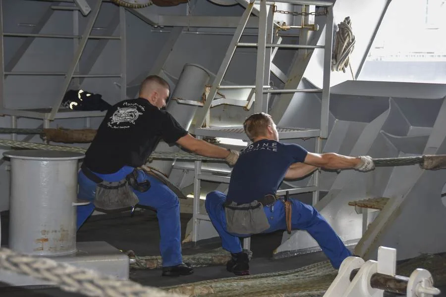 Manoeuvres d'accostage à bord du BPC Dixmude