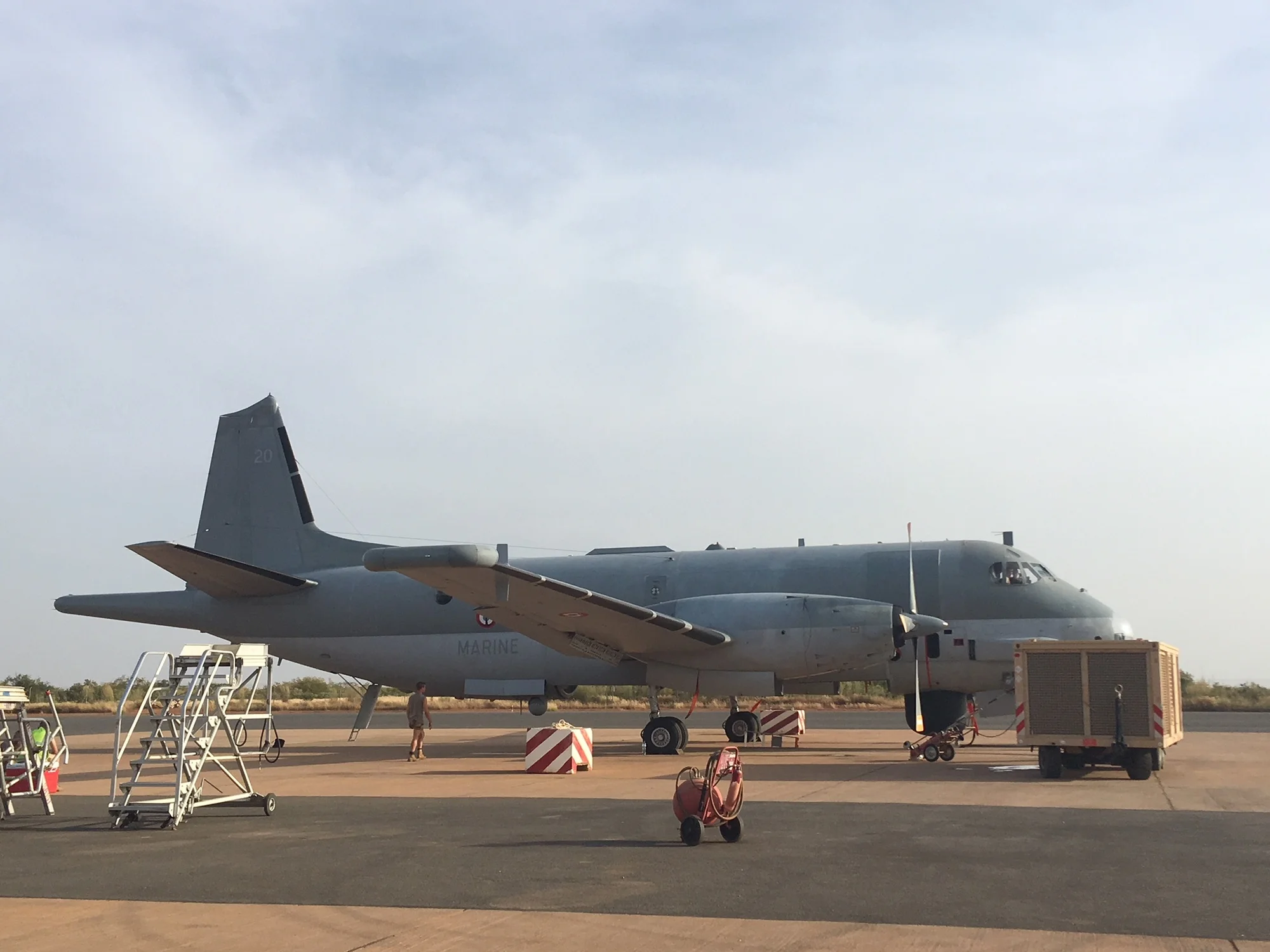 Un avion de patrouille maritime Atlantique 2 sur l'aéroport de Niamey