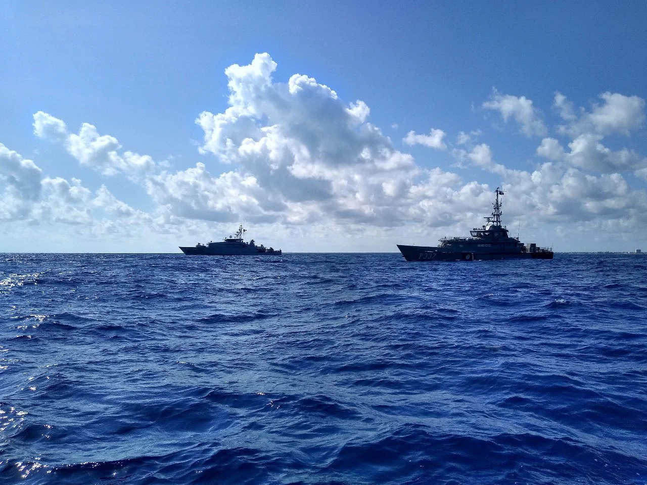Le patrouilleur La Combattante de la marine nationale et le patrouilleur côtier ARM Tulum