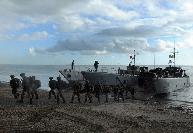 Des centaines d'hommes débarquent sur la plage
