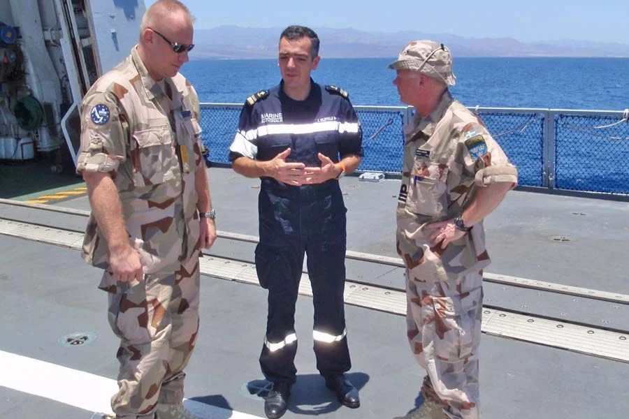 Le commandant Delepoulle explique à ses visteurs comment son bâtiment participe à la lutte contre la piraterie