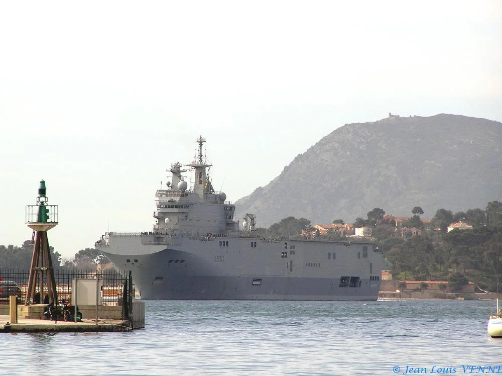Le Mistral se montre devant le port de Toulon