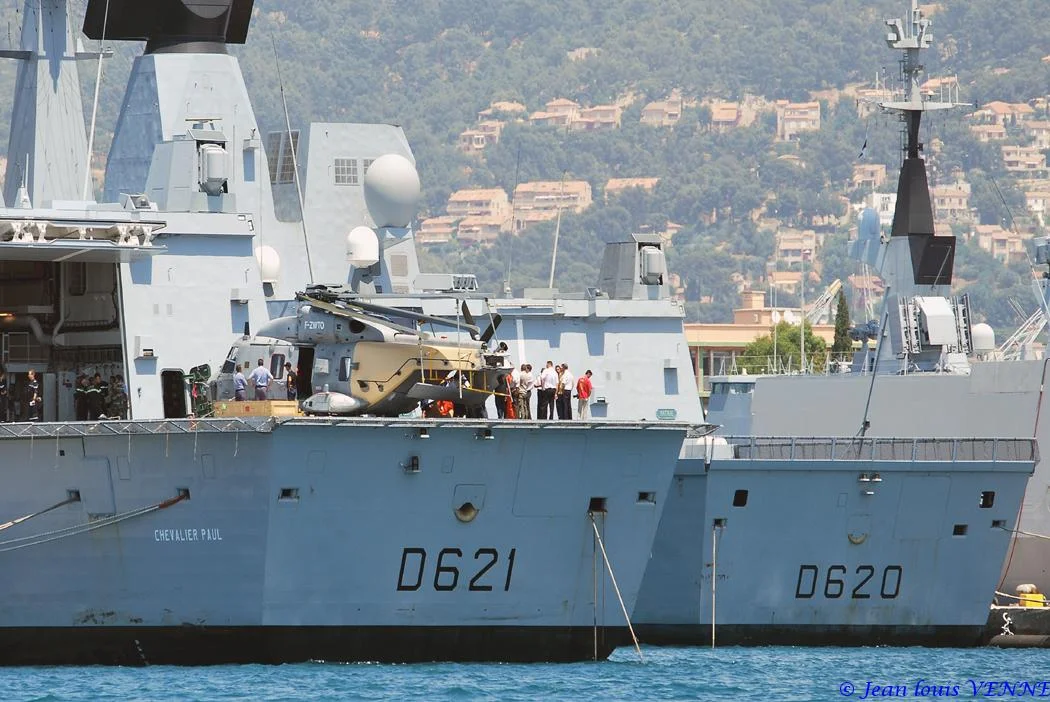 Appontage d’un NH90 sur le Chevalier-Paul