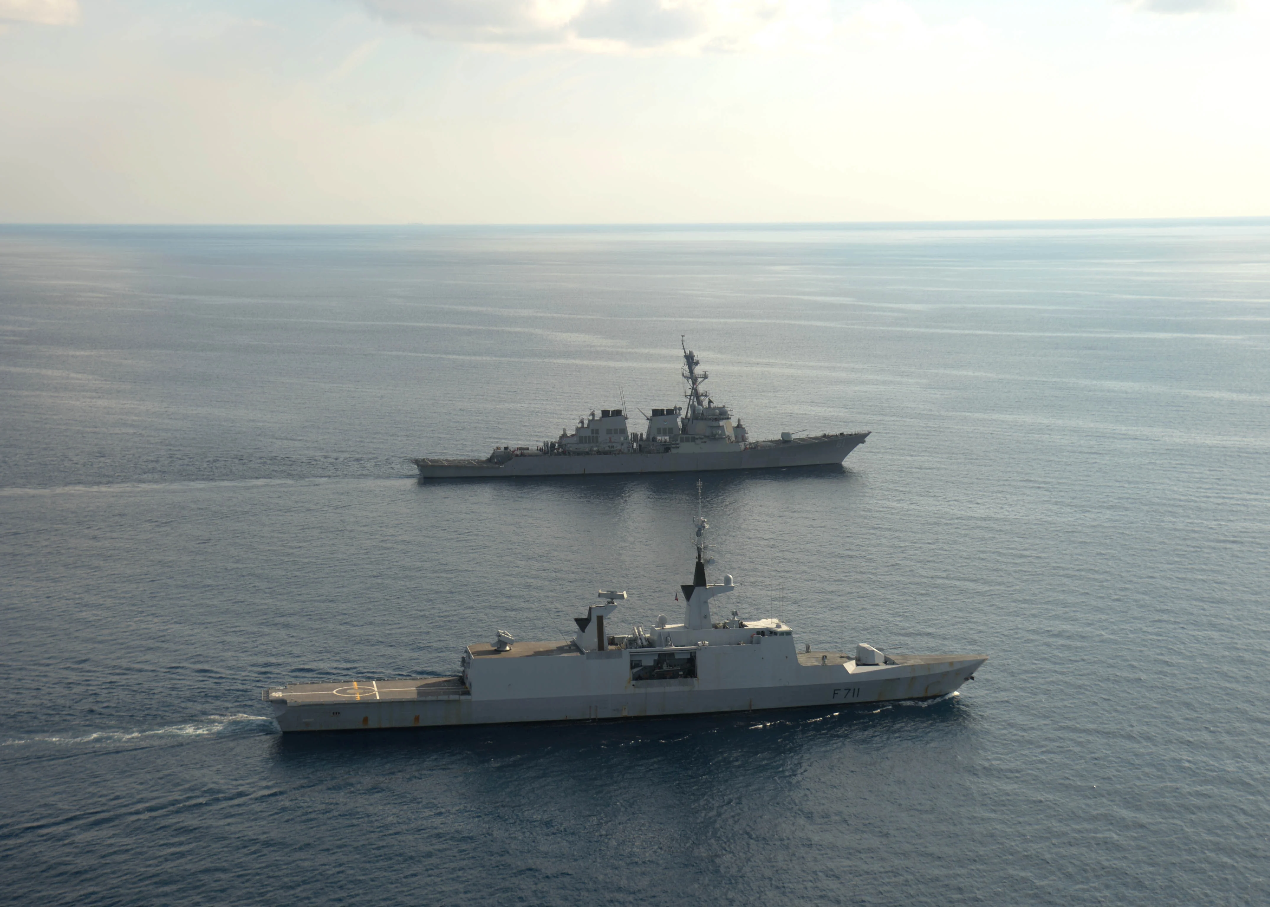 Le destroyer USS Ramage et la frégate Surcouf naviguent côte à côte en Méditerranée