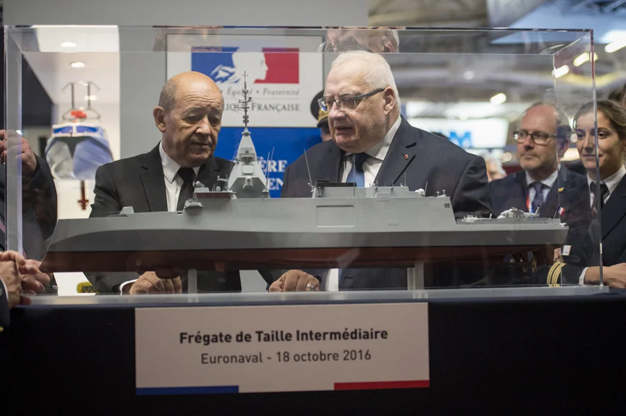 Le PDG de DCNS présente au ministre de la défense la maquette de la frégate de taille intermédiaire