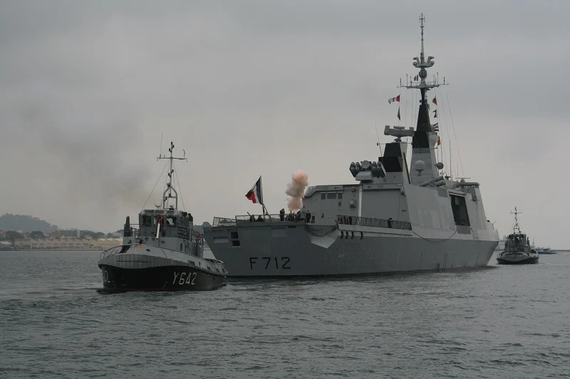 Le Courbet salue au canon la marque du Chef d'état-major