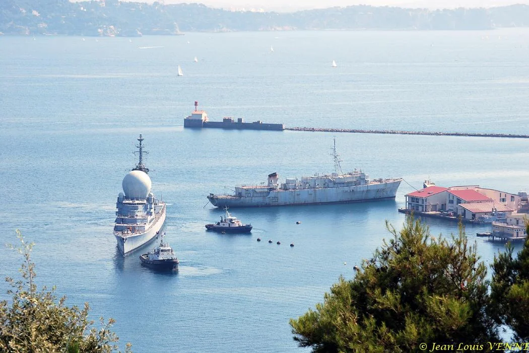 La coque de l'ex-Duquesne positionnée pour protéger le plan d'eau