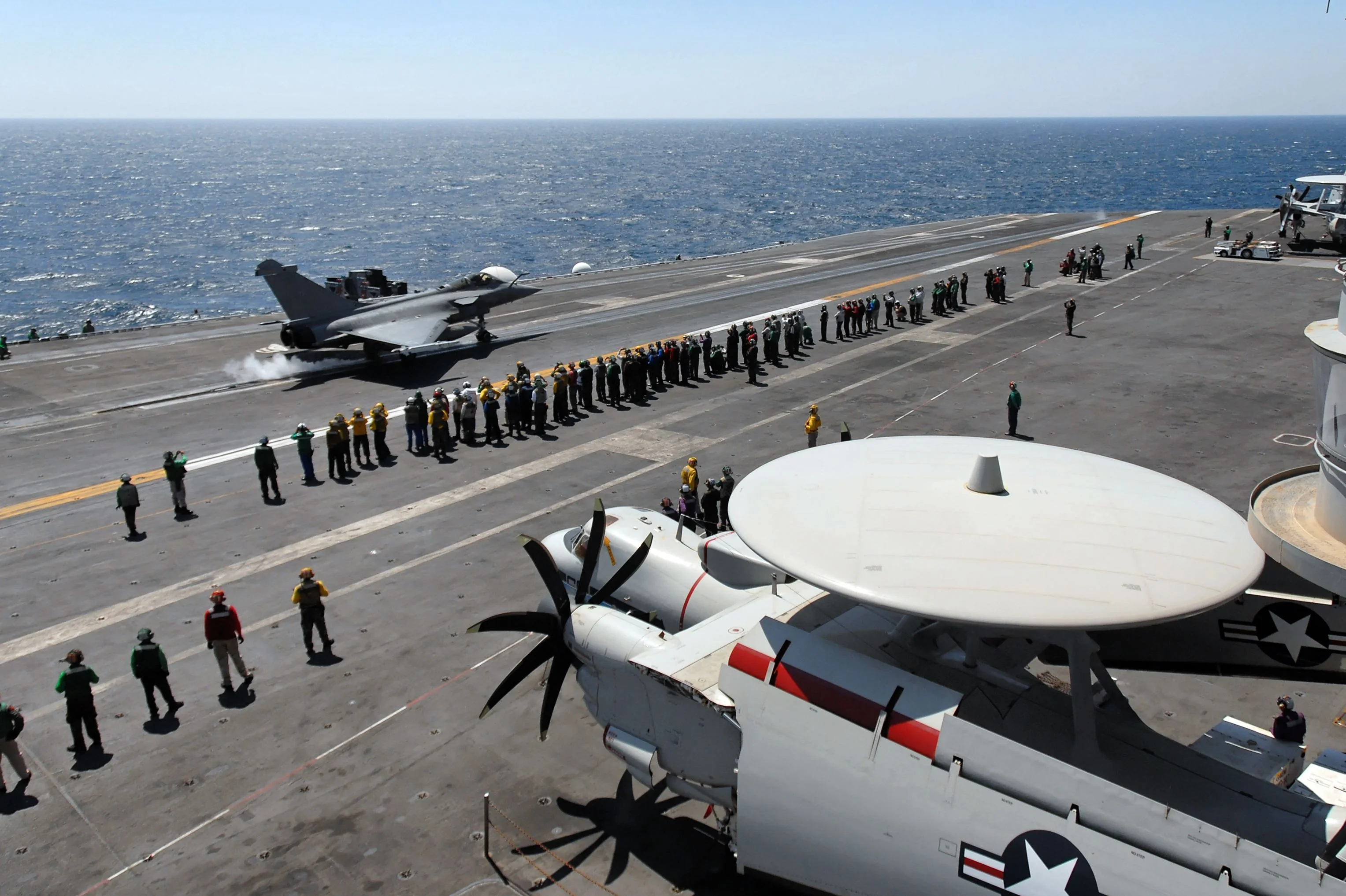 Un Hawckeye sur le porte-avions USS Truman