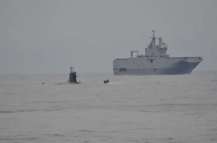 Le groupe Jeanne d’Arc rencontre un sous-marin en mer