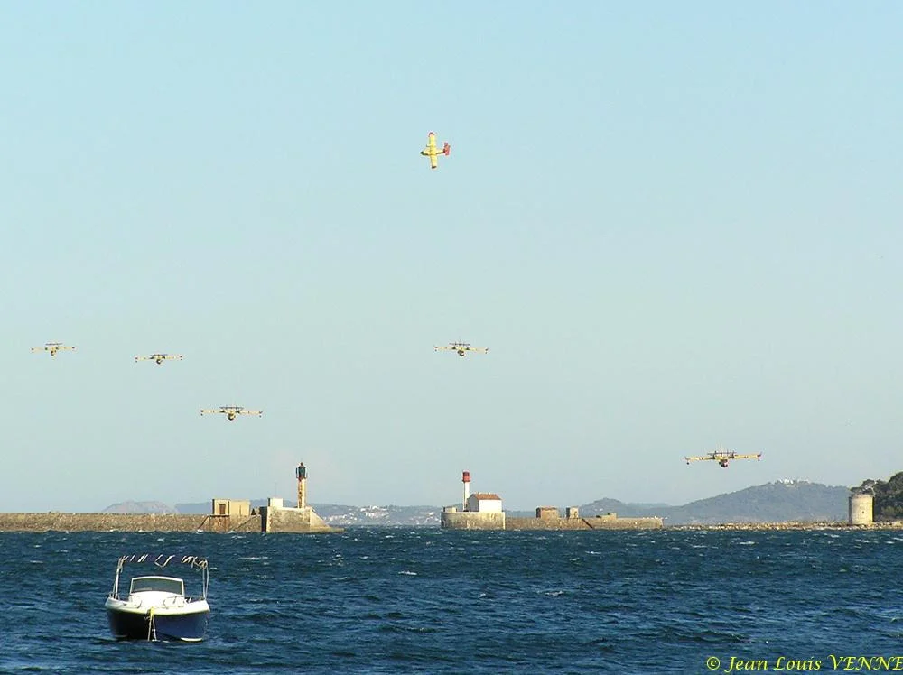 Les Canadairs interviennent au-dessus de Saint Mandrier