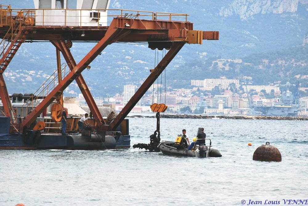 Le Castor 02 relève les ancres et les chaînes de la Rance et du Cdt Rivière
