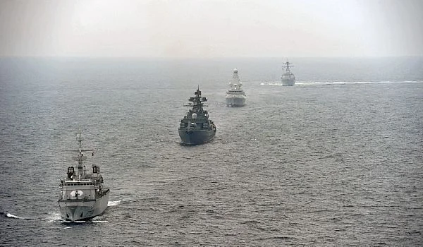 Evolutions navales entre les bâtiments participant à l'exercice FRUKUS