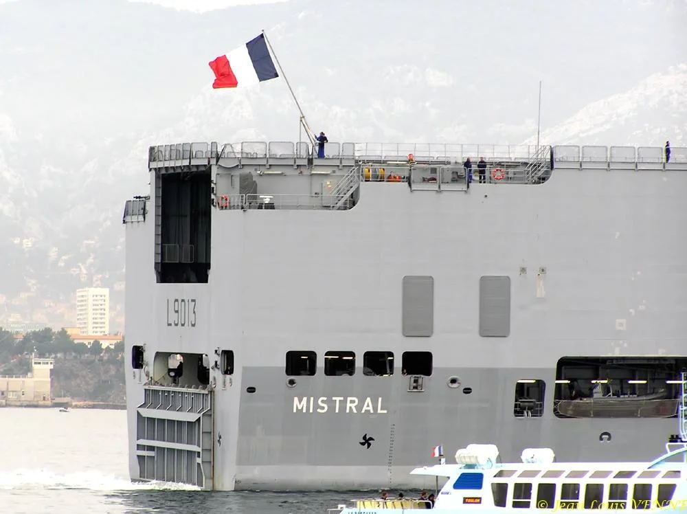 Le Mistral appareille pour des essais