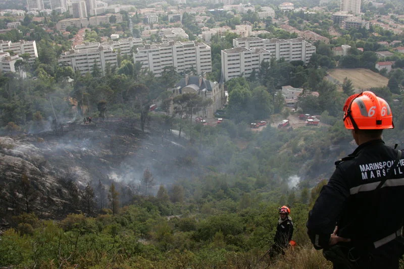Les marins-pompiers de Marseille luttent contre un feu de forêt derrière le château de la Campagne Berger