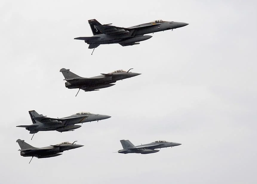 Des Rafale français et des F/A-18 américains survolent le Theodore Roosevelt