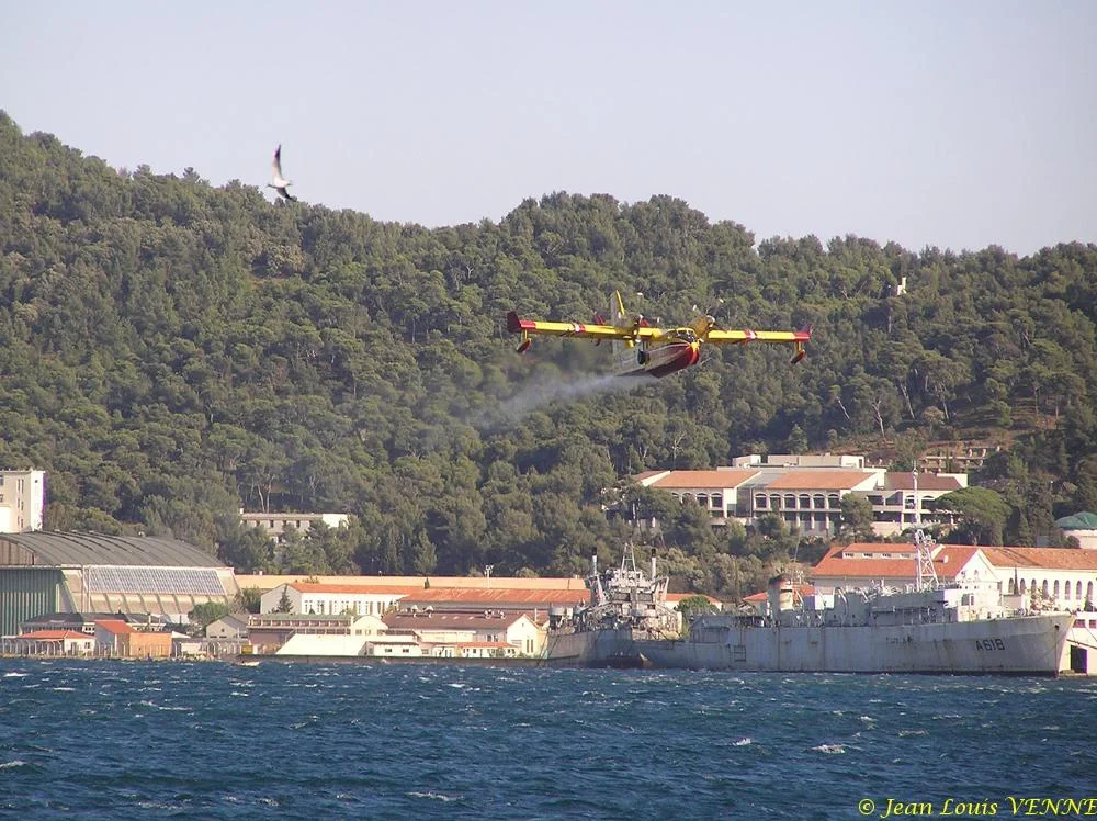 Les Canadairs interviennent au-dessus de Saint Mandrier