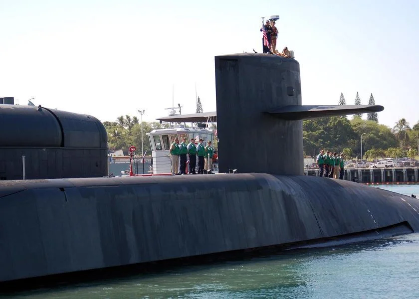 L'USS Ohio accose Ã  Pearl Harbor